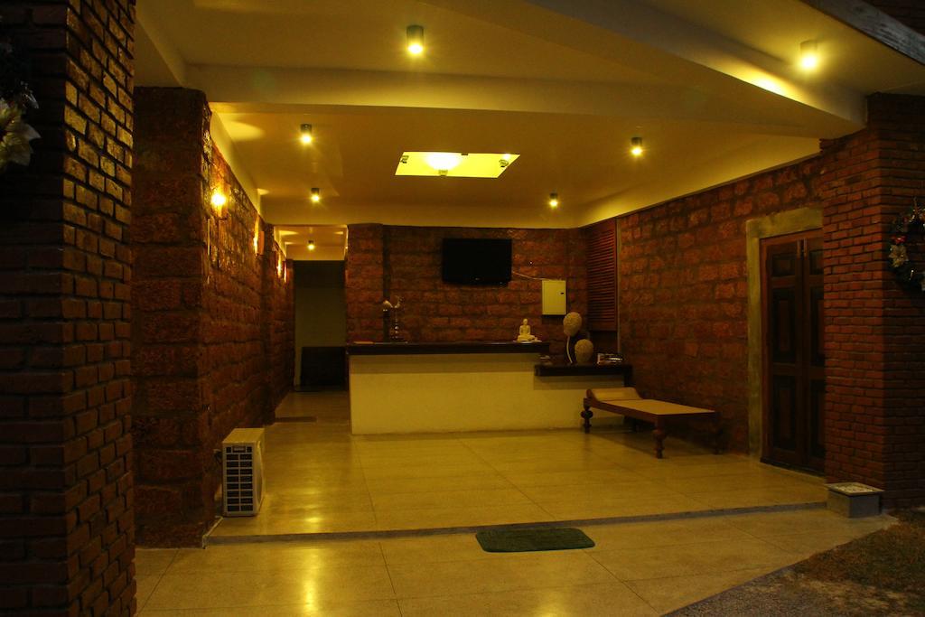 Lanka Bangla Inn Villas Restaurant & Travels Katunayaka Bagian luar foto