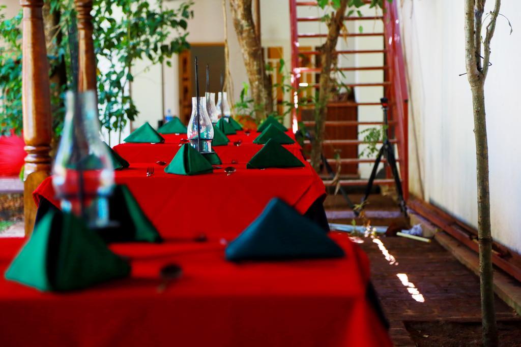 Lanka Bangla Inn Villas Restaurant & Travels Katunayaka Bagian luar foto