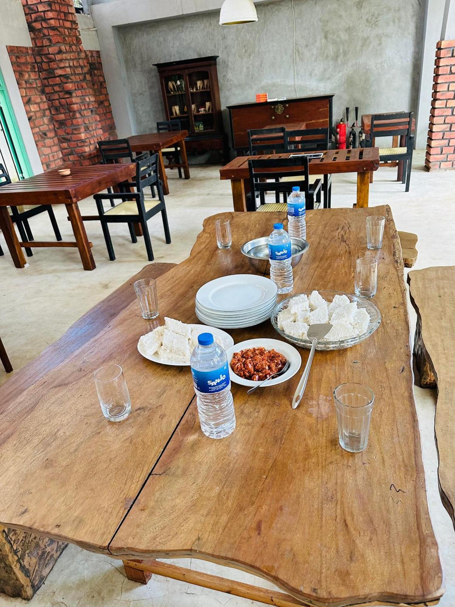 Lanka Bangla Inn Villas Restaurant & Travels Katunayaka Bagian luar foto