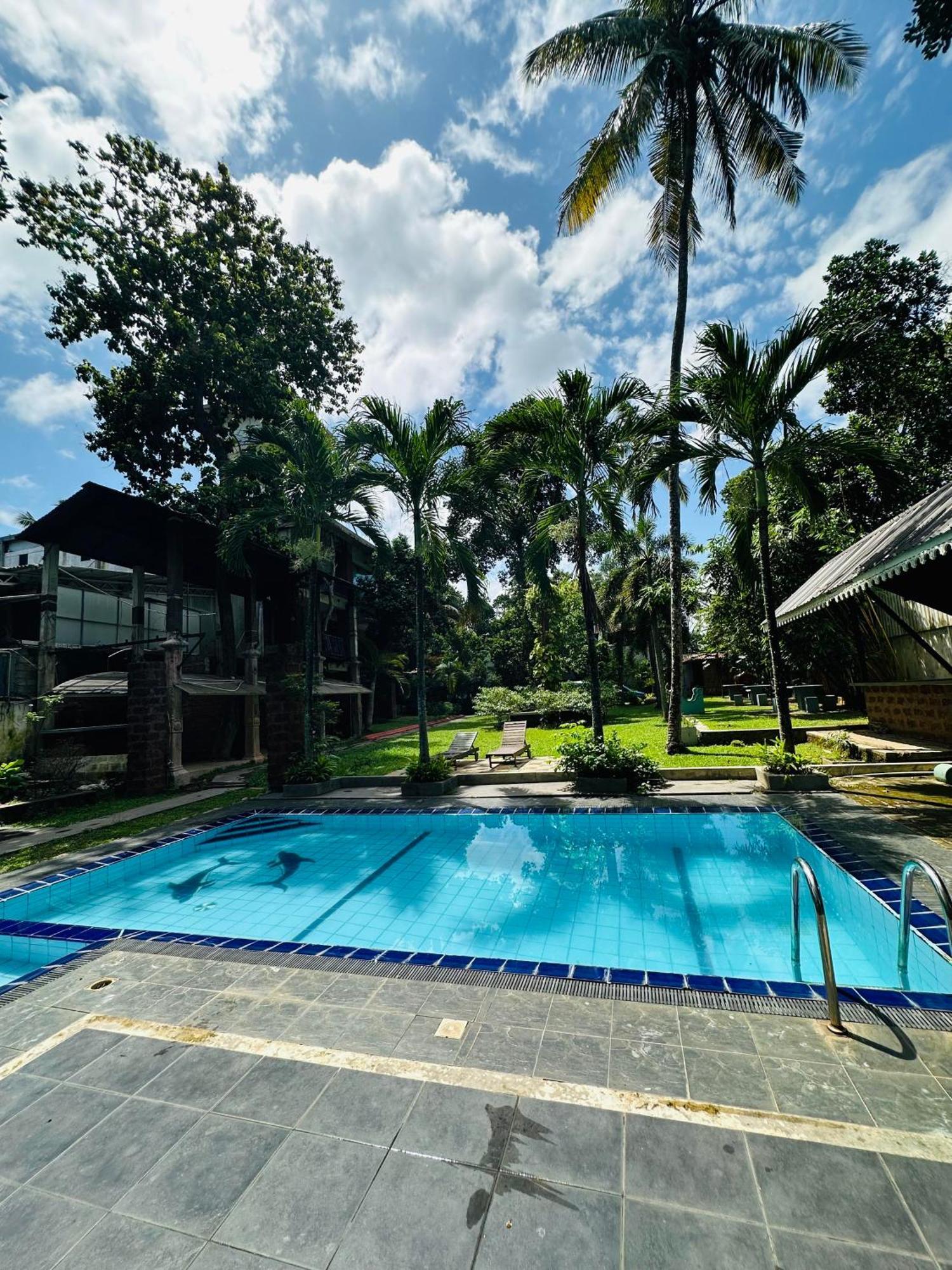 Lanka Bangla Inn Villas Restaurant & Travels Katunayaka Bagian luar foto