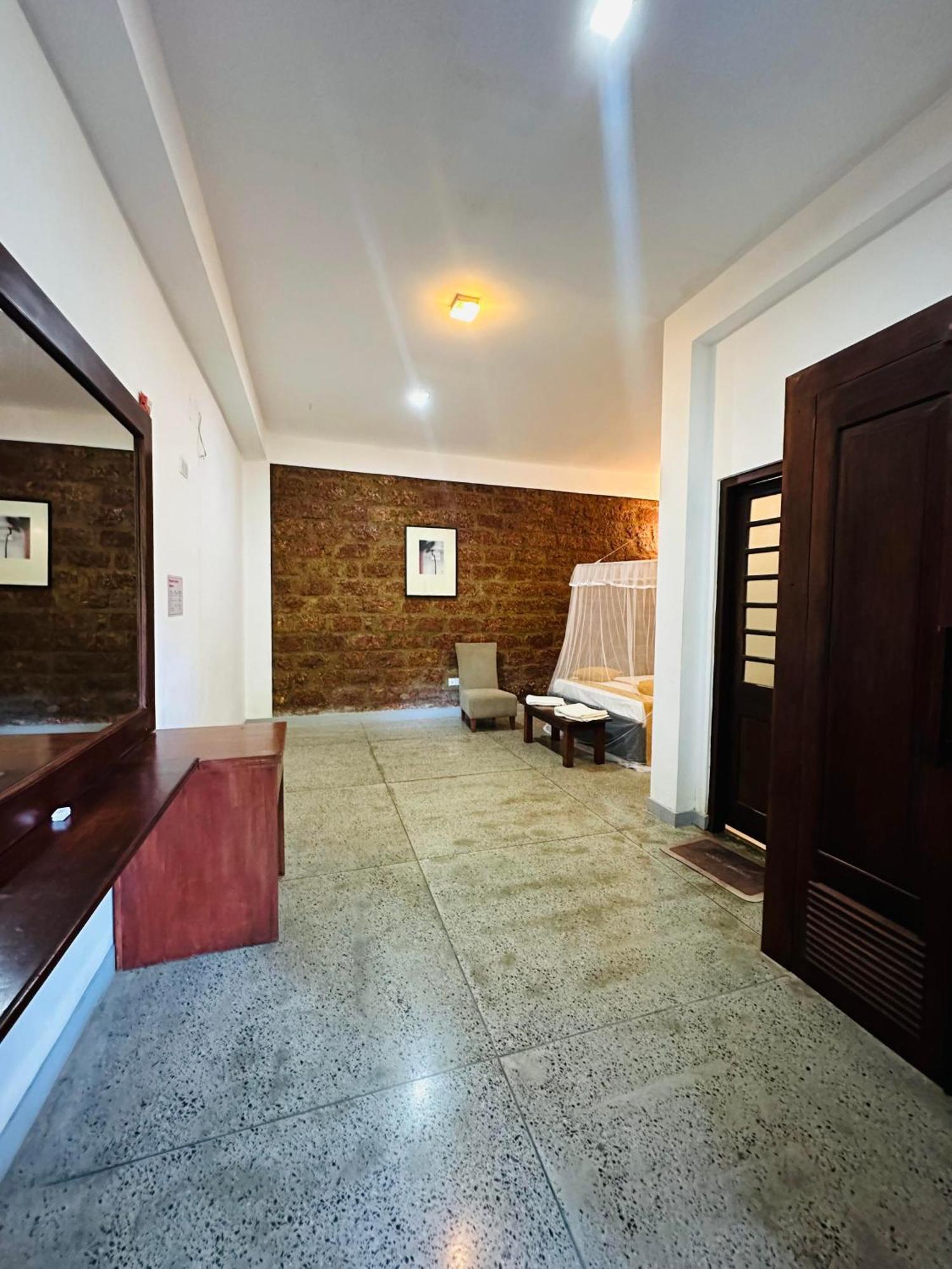 Lanka Bangla Inn Villas Restaurant & Travels Katunayaka Bagian luar foto