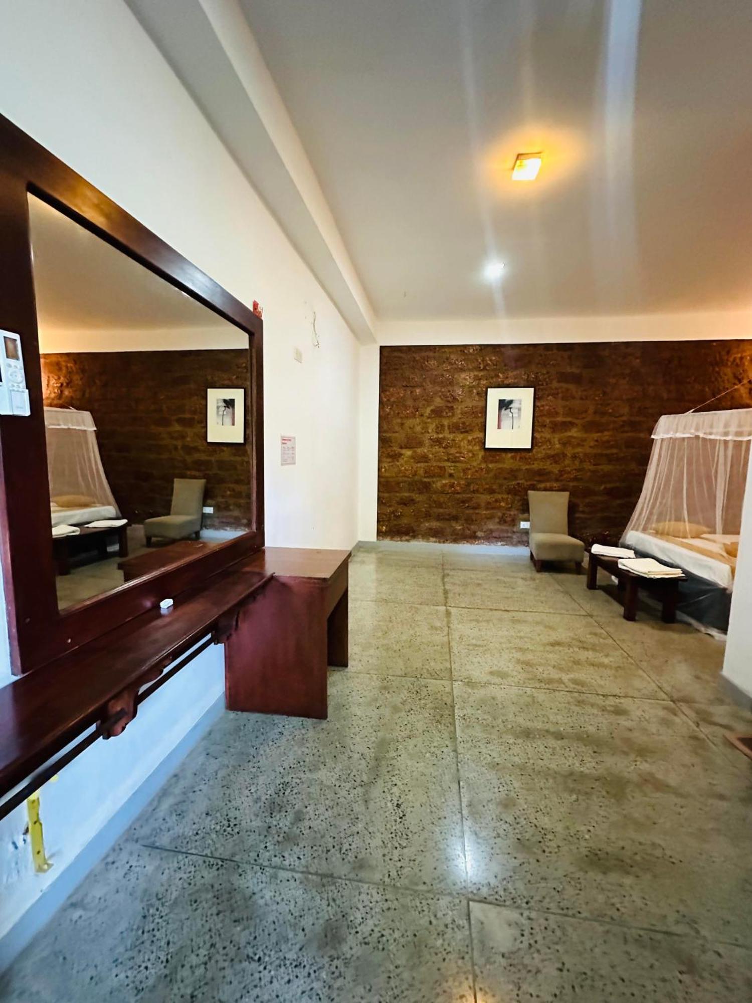 Lanka Bangla Inn Villas Restaurant & Travels Katunayaka Bagian luar foto