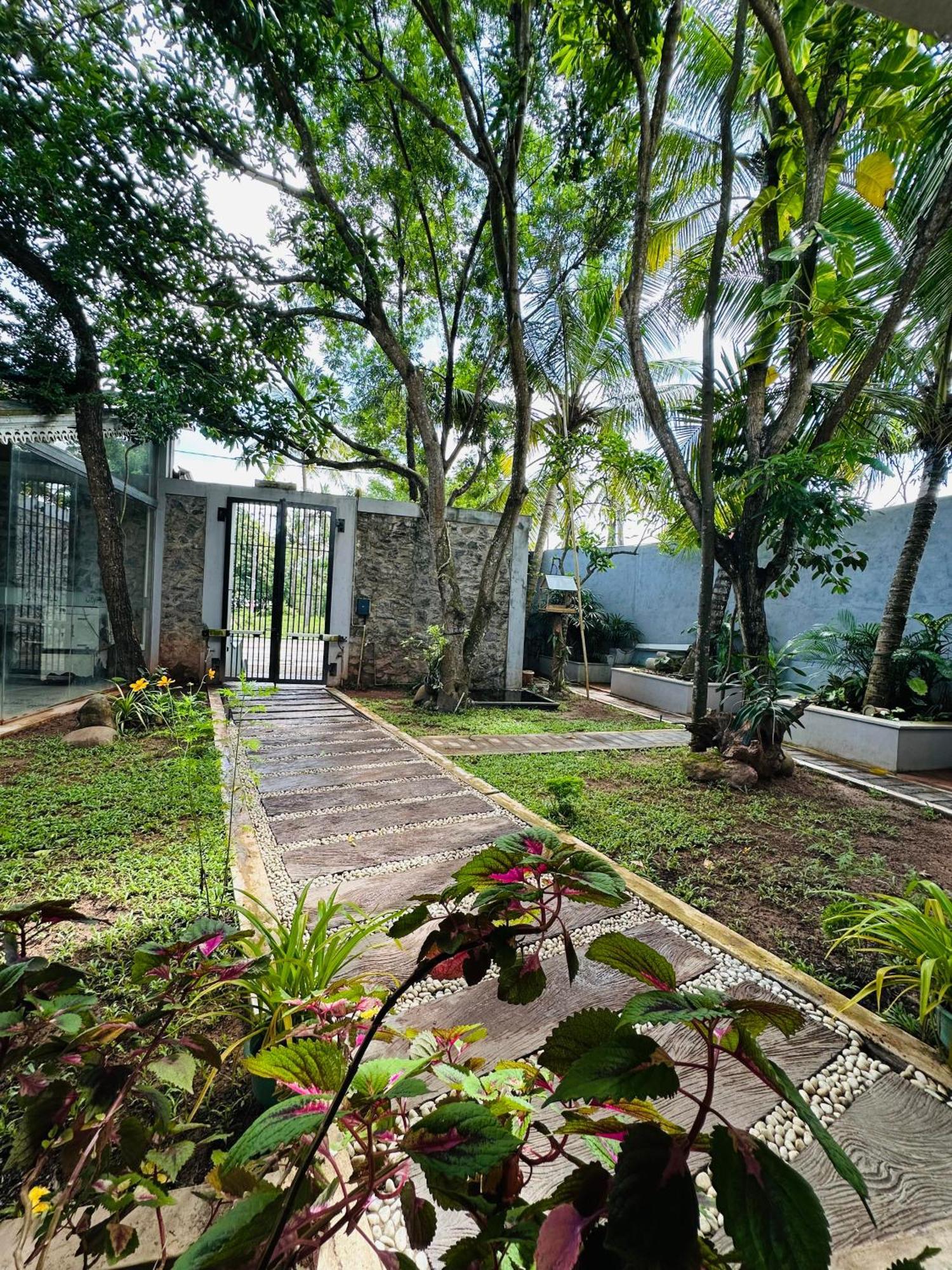 Lanka Bangla Inn Villas Restaurant & Travels Katunayaka Bagian luar foto
