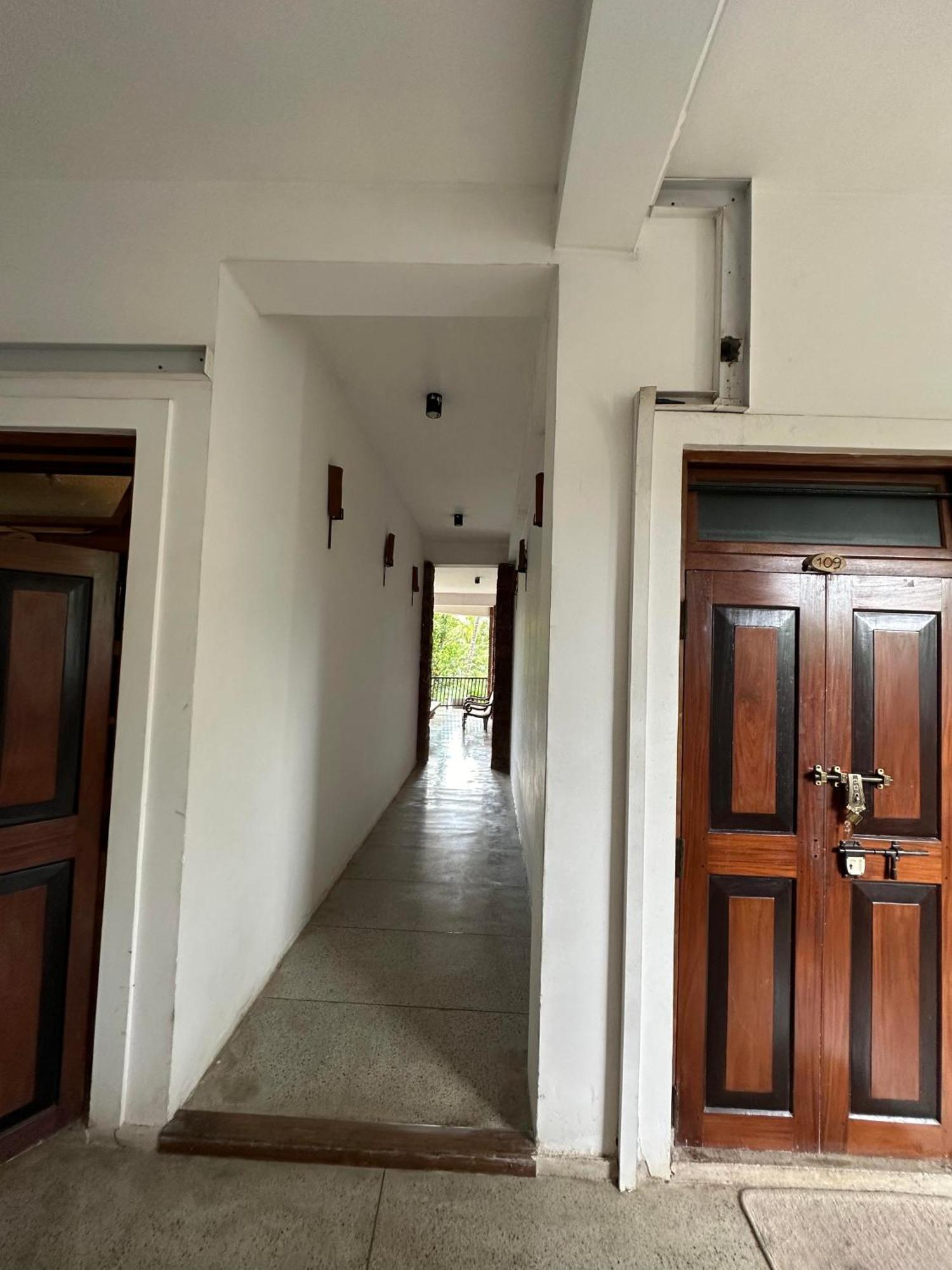 Lanka Bangla Inn Villas Restaurant & Travels Katunayaka Bagian luar foto