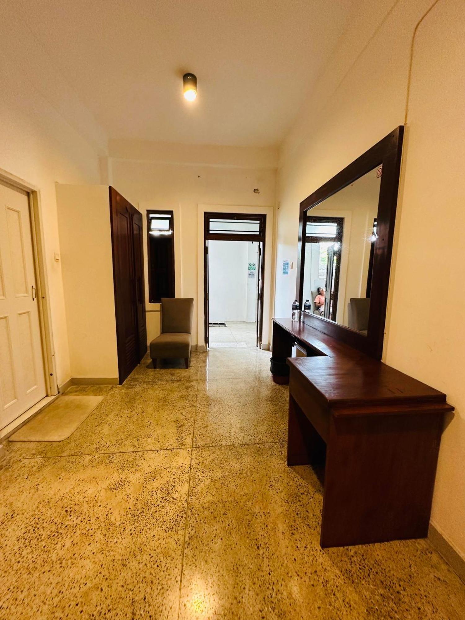 Lanka Bangla Inn Villas Restaurant & Travels Katunayaka Bagian luar foto