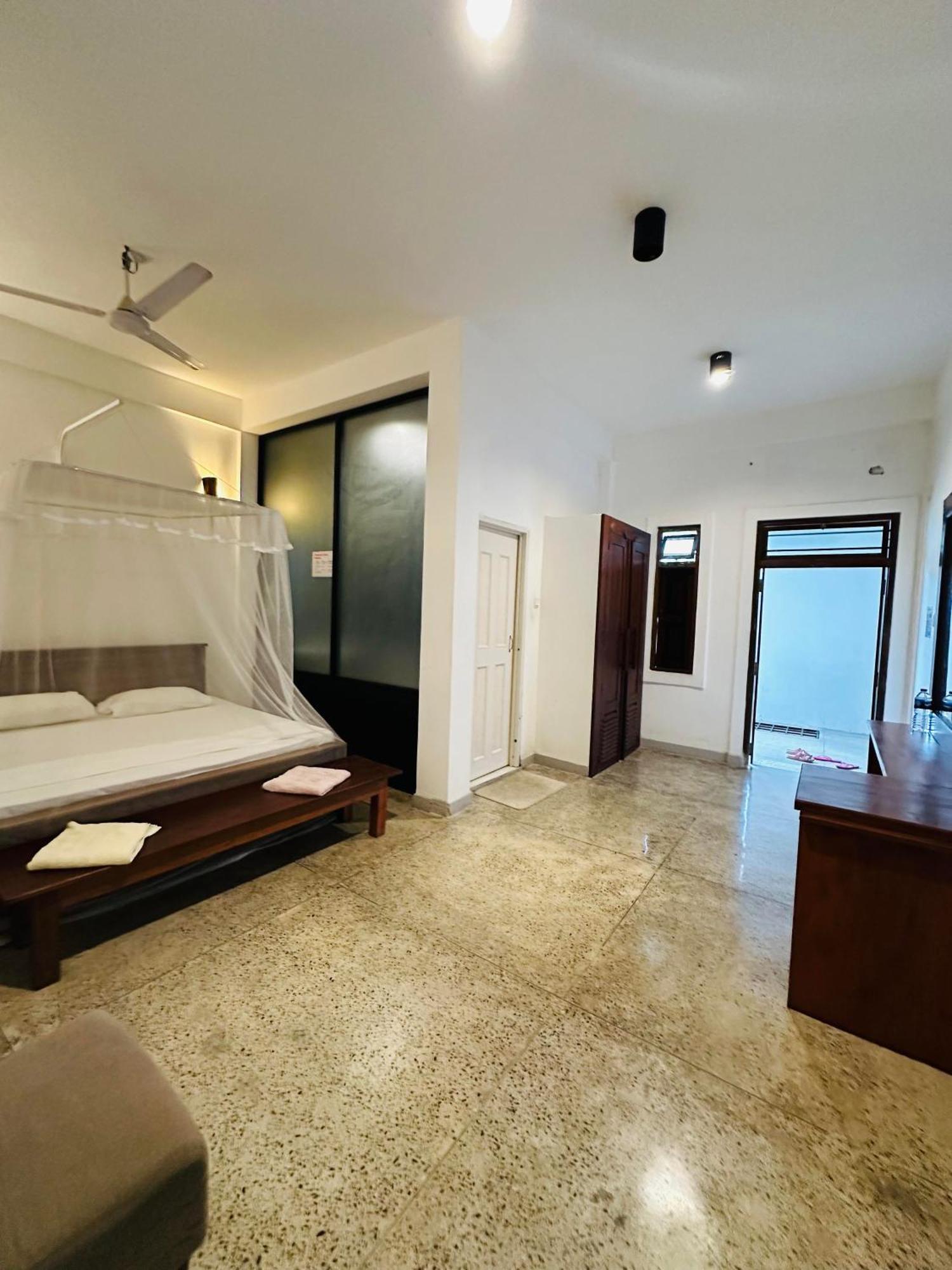 Lanka Bangla Inn Villas Restaurant & Travels Katunayaka Bagian luar foto