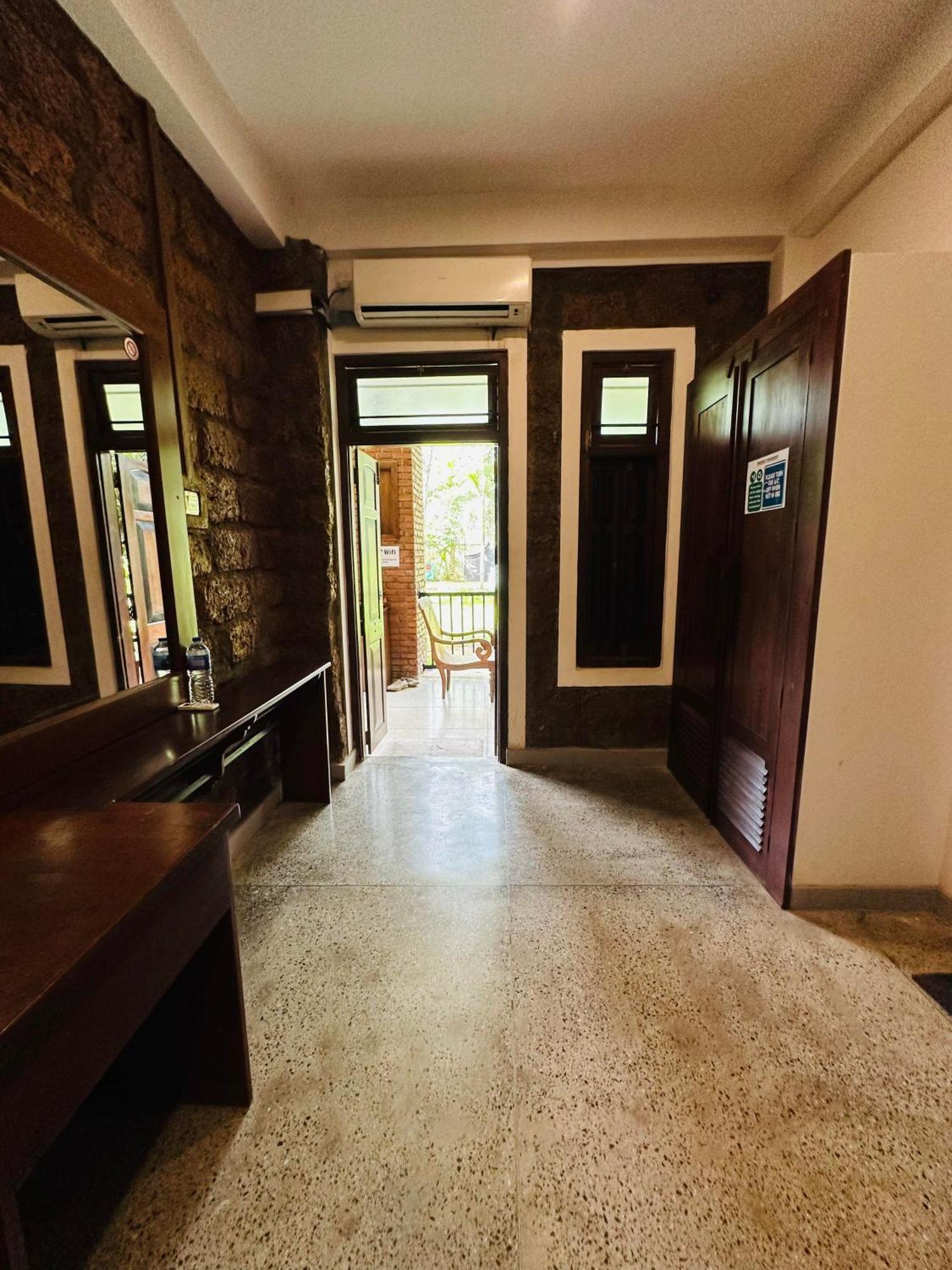 Lanka Bangla Inn Villas Restaurant & Travels Katunayaka Bagian luar foto