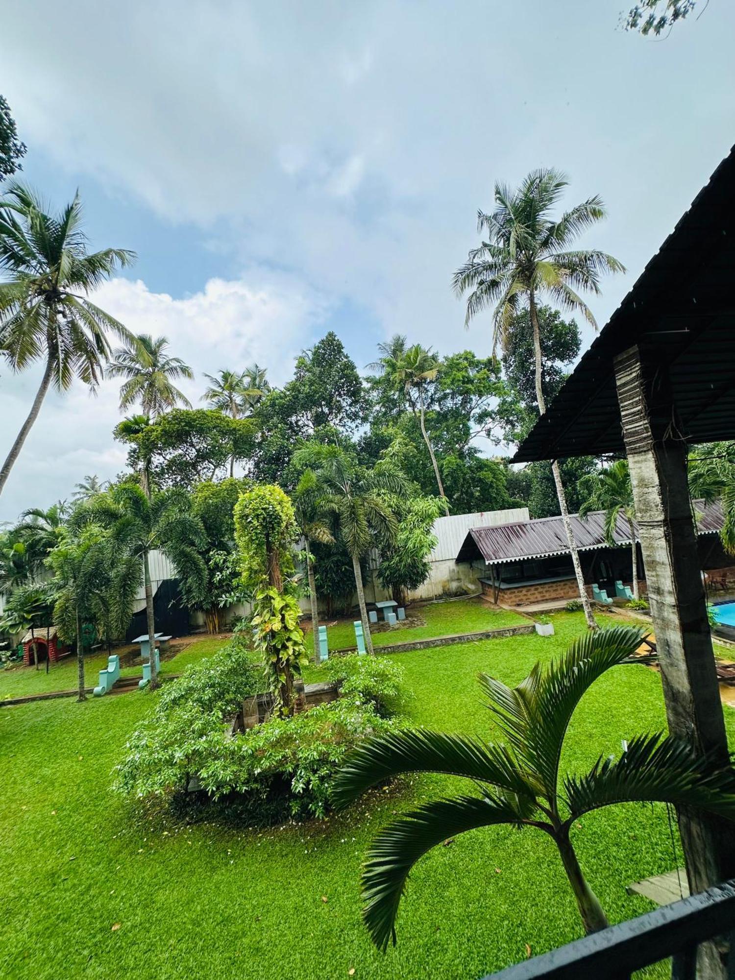 Lanka Bangla Inn Villas Restaurant & Travels Katunayaka Bagian luar foto