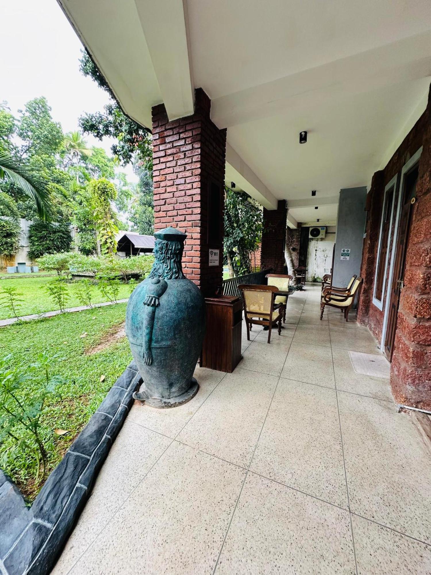 Lanka Bangla Inn Villas Restaurant & Travels Katunayaka Bagian luar foto