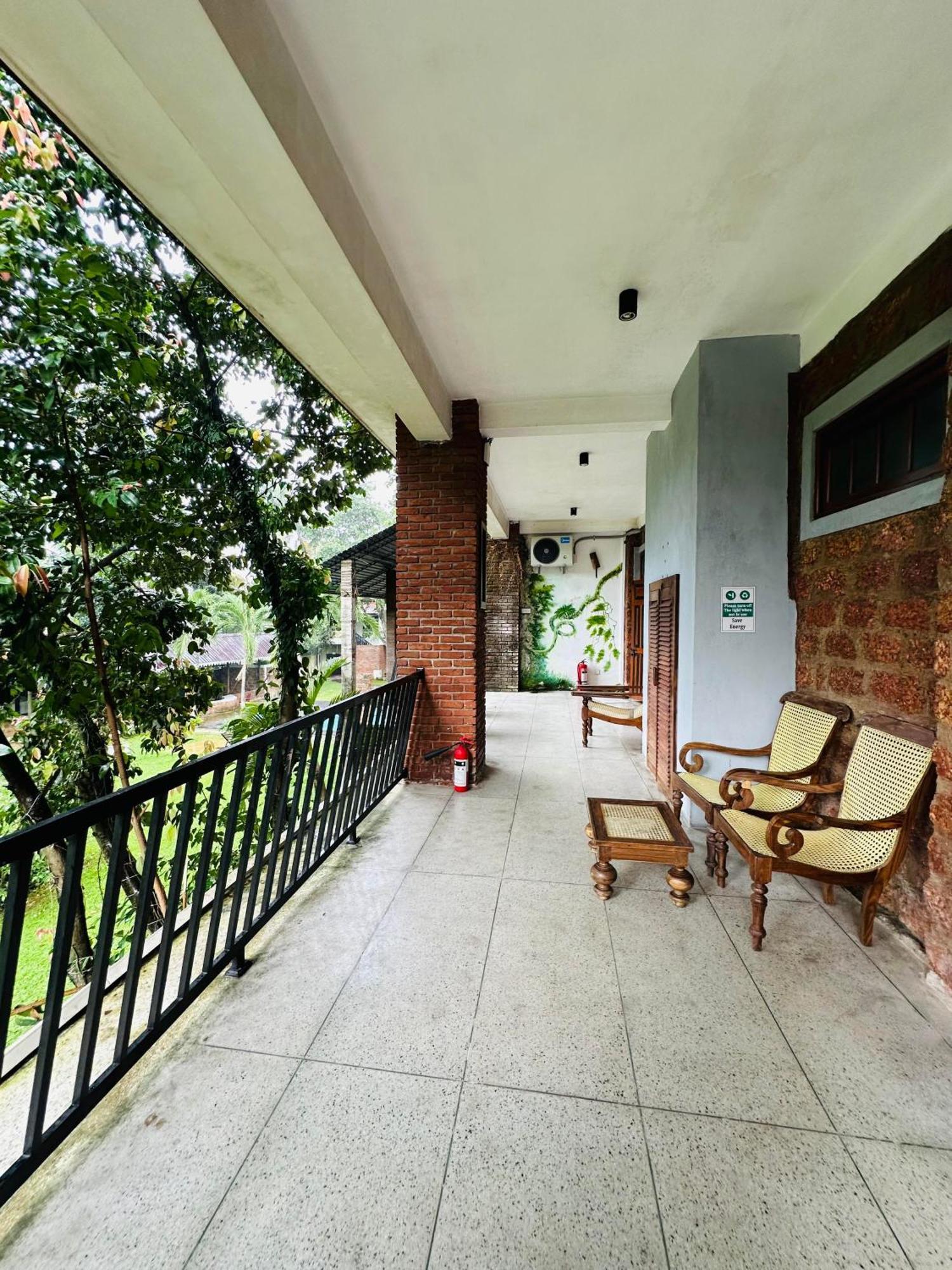 Lanka Bangla Inn Villas Restaurant & Travels Katunayaka Bagian luar foto