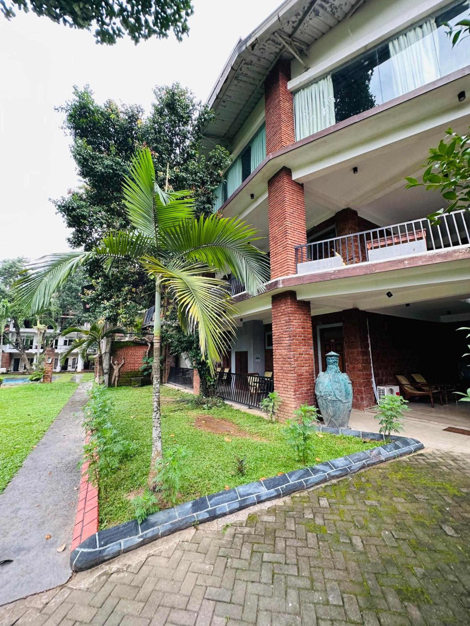 Lanka Bangla Inn Villas Restaurant & Travels Katunayaka Bagian luar foto
