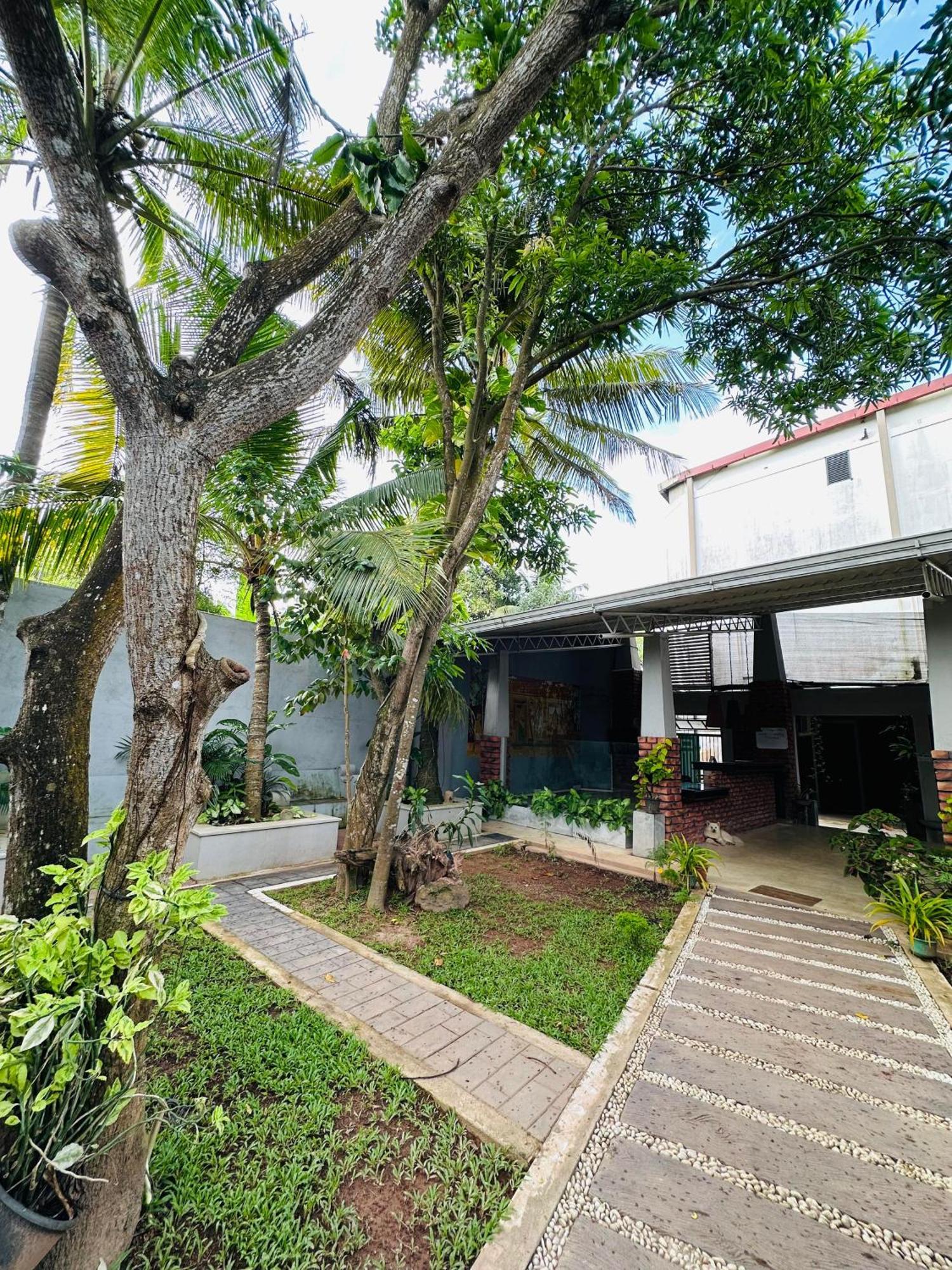 Lanka Bangla Inn Villas Restaurant & Travels Katunayaka Bagian luar foto