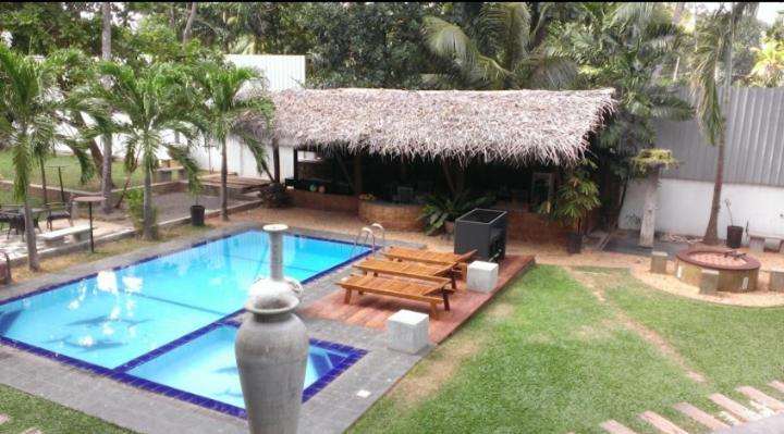Lanka Bangla Inn Villas Restaurant & Travels Katunayaka Bagian luar foto