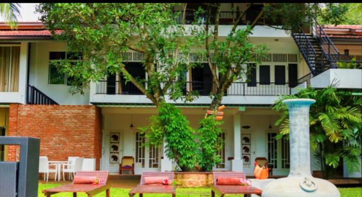 Lanka Bangla Inn Villas Restaurant & Travels Katunayaka Bagian luar foto
