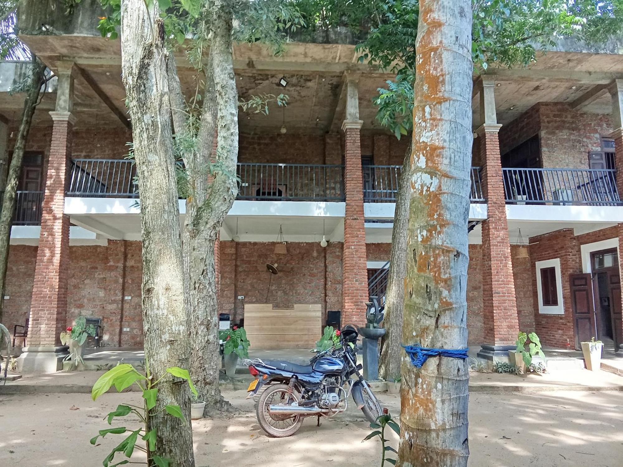 Lanka Bangla Inn Villas Restaurant & Travels Katunayaka Bagian luar foto